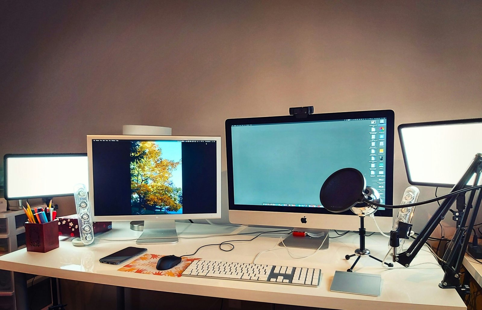 silver imac on brown wooden desk